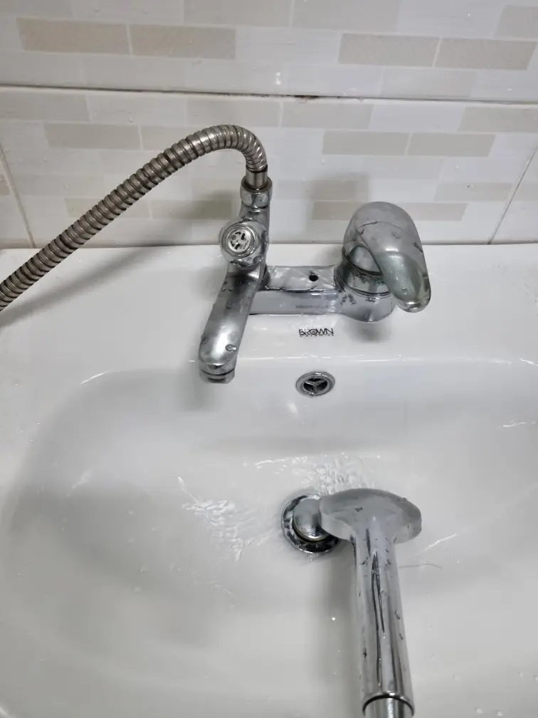 세면대 샤워겸용 수전 교체, 깔끔하게 해결한 현장 이야기